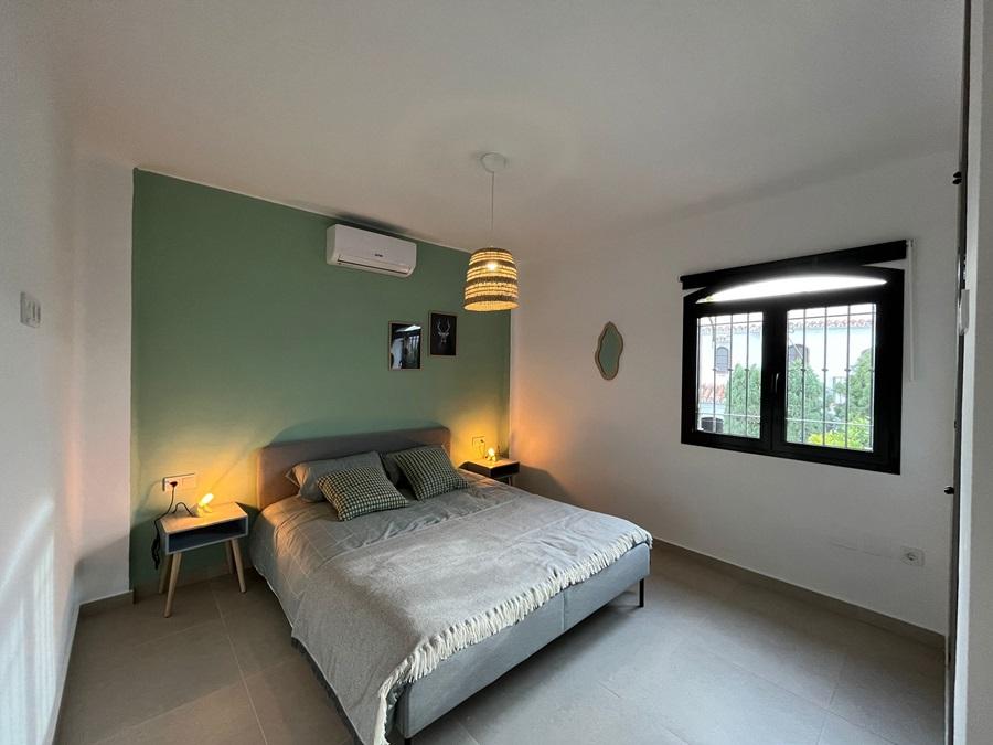 Exclusivo apartamento con 2 dormitorios y 2 baños en Capistrano Village totalmente reformado con terraza y jardín.