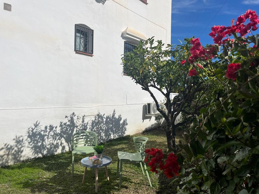 Appartement exclusif dans le village de Capistrano entièrement rénové avec terrasse et jardin.