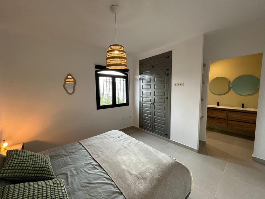 Appartement exclusif dans le village de Capistrano entièrement rénové avec terrasse et jardin.