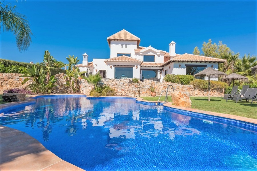 Villa met tuin, groot zwembad en panoramisch uitzicht op de bergen en de zee op een perceel van 1920m2 in de prachtige wijk Cortijo San Rafael