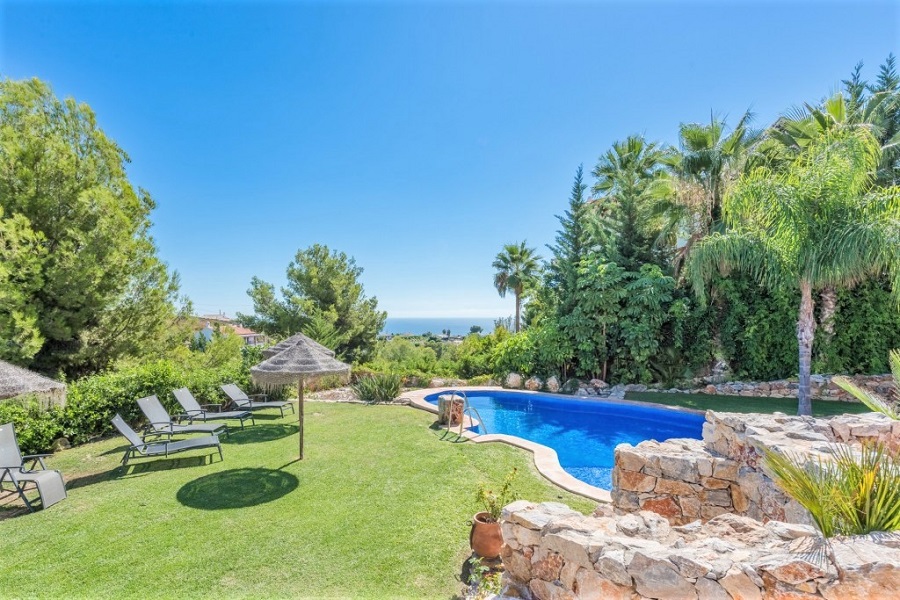 Villa met tuin, groot zwembad en panoramisch uitzicht op de bergen en de zee op een perceel van 1920m2 in de prachtige wijk Cortijo San Rafael