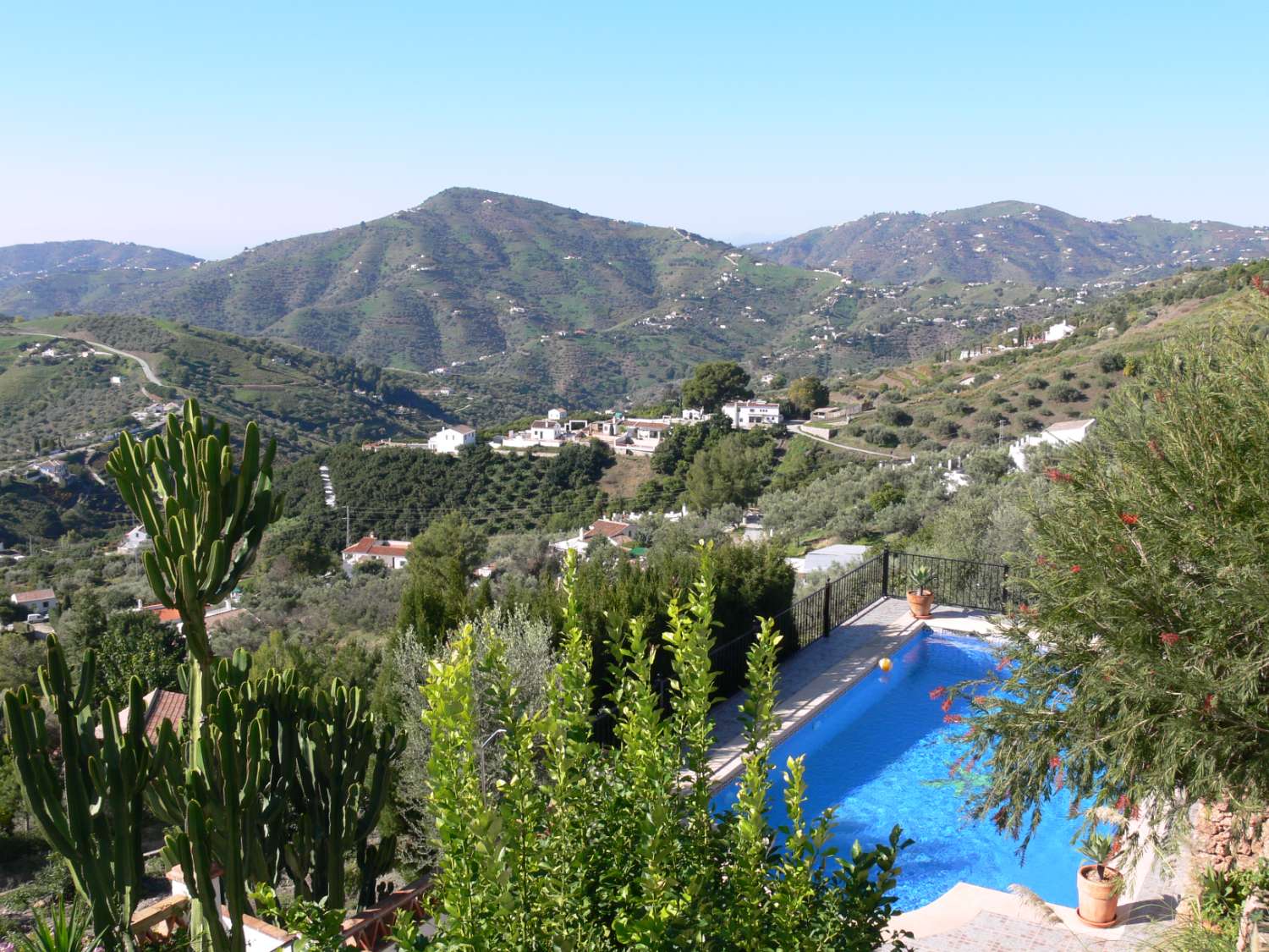 Prachtige rustig gelegen woning in Frigiliana met mooie tuin en prive zwembad