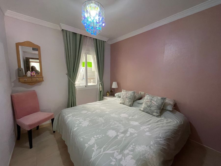 Kaunis 2 makuuhuoneen huoneisto suositulla Chimenea Nerjan alueella.