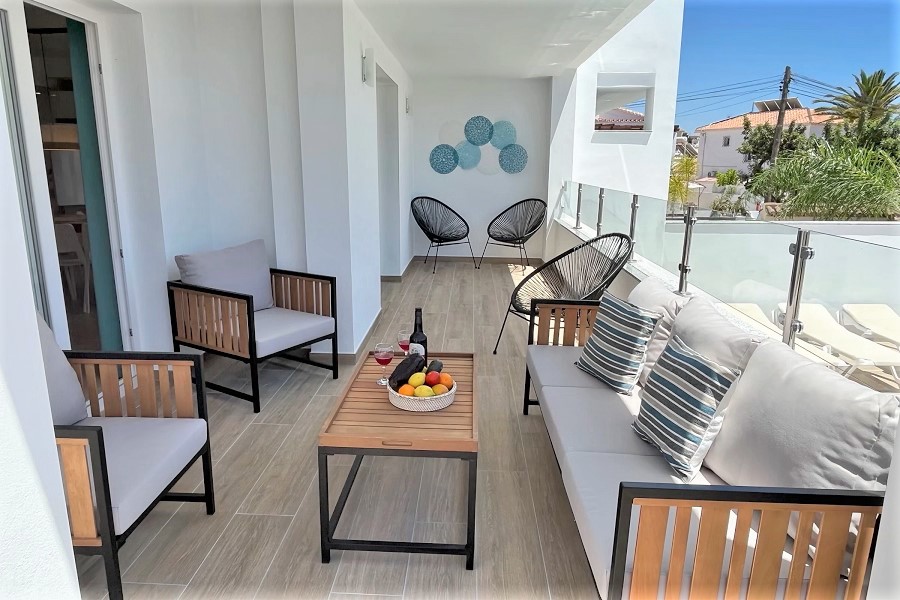 Nieuw gebouwde villa, perfect gelegen op slechts 8 minuten lopen van het strand van Burriana en het centrum van Nerja