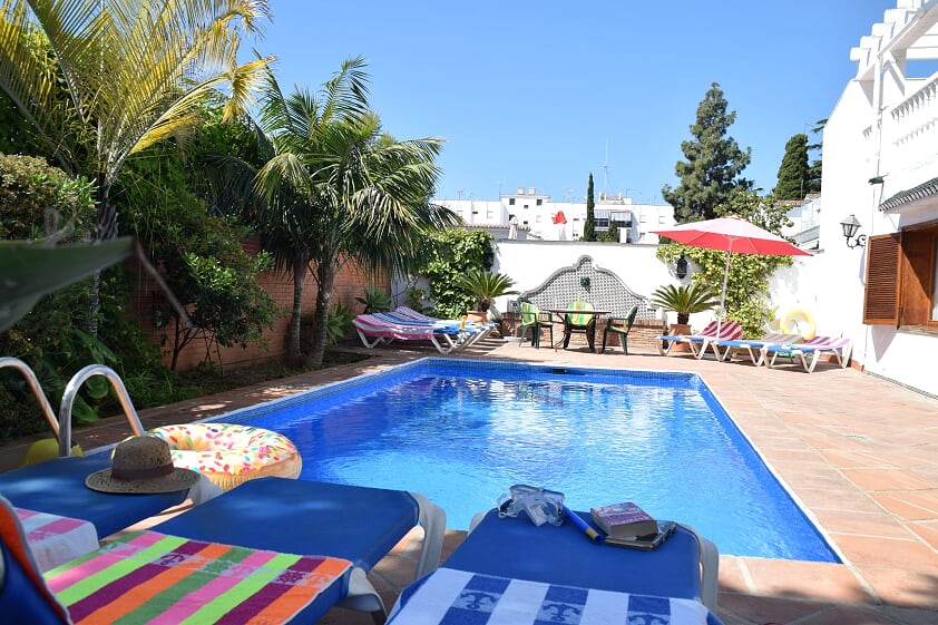 Mooie ruime villa met privé zwembad, op 5 minuten lopen van het bekende Burriana strand en 5 minuten ven het gezellige centrum van Nerja.