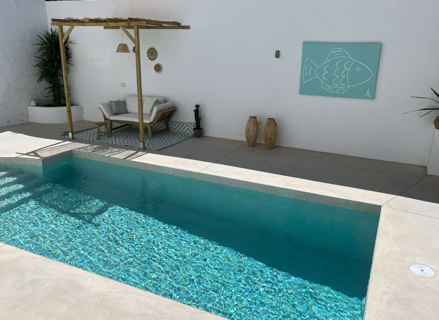 Komplett renovierte Wohnung mit privatem Pool in Frigiliana.