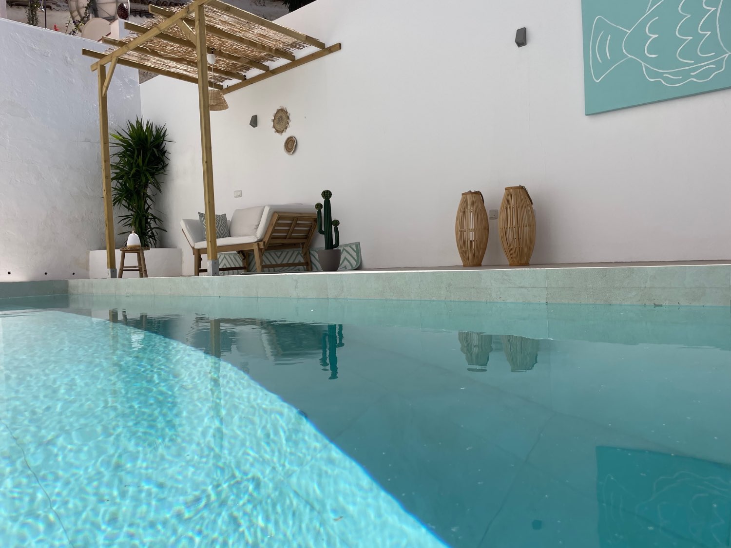 Komplett renovierte Wohnung mit privatem Pool in Frigiliana.