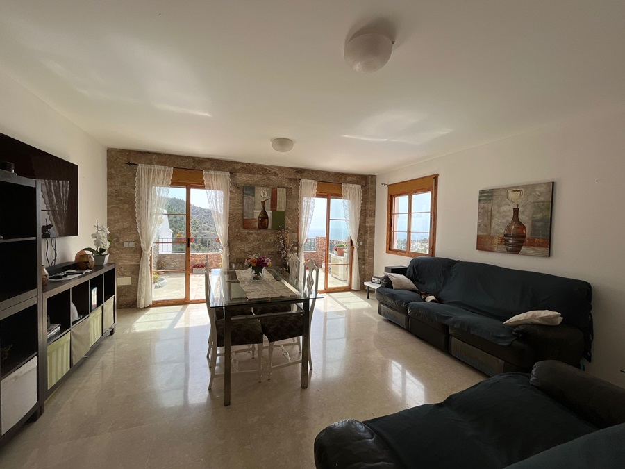 Semi-detached house with an apartment with its own entrance underneath and beautiful views.