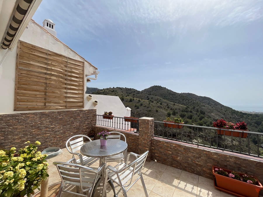 Semi-detached house with an apartment with its own entrance underneath and beautiful views.