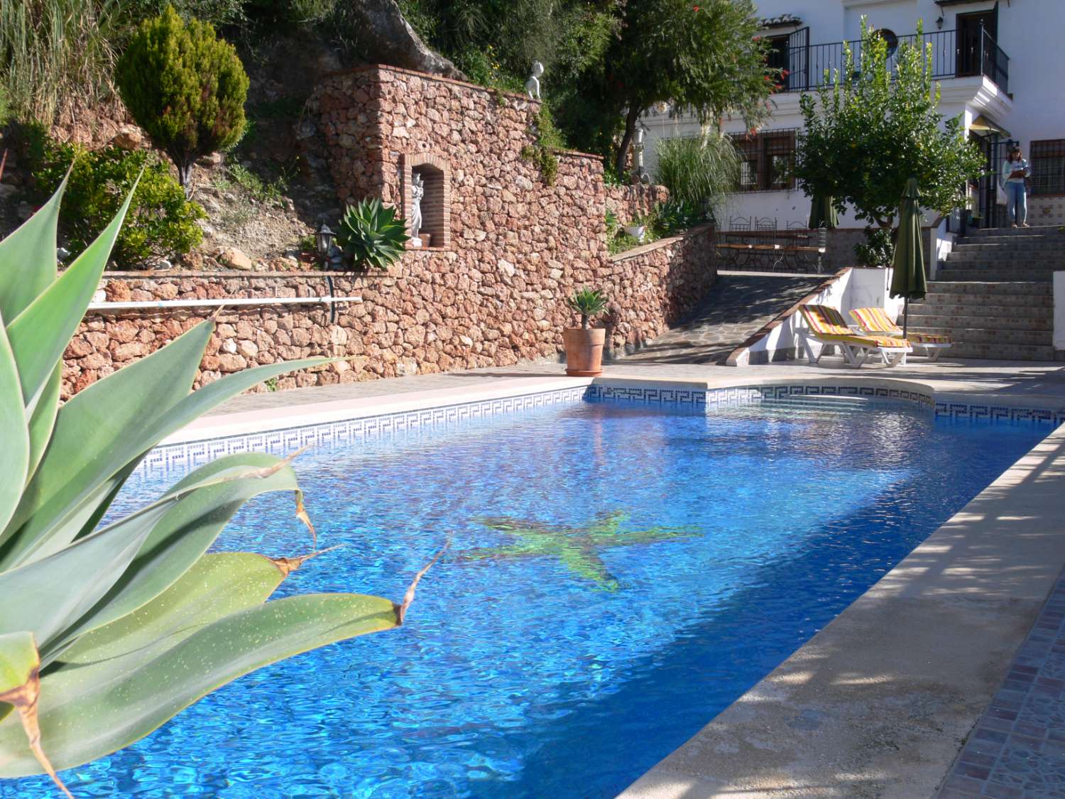 Kaunis hiljainen talo Frigilianassa, jossa on kaunis puutarha ja oma uima-allas