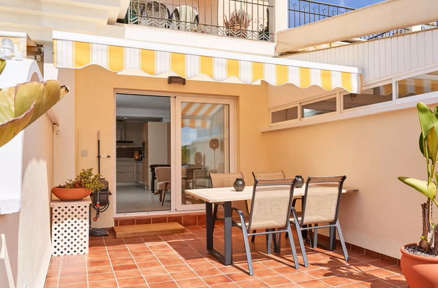 Luxe zeezicht appartement met groot terras direct aan het bekende Burriana strand van Nerja.