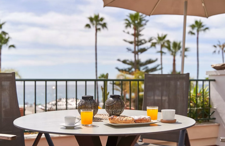 Luxe zeezicht appartement met groot terras direct aan het bekende Burriana strand van Nerja.