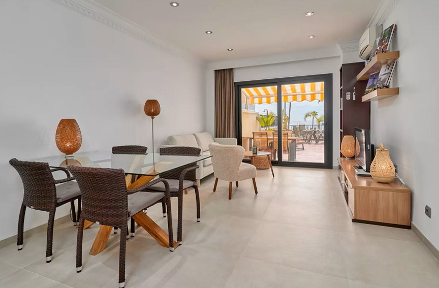 Luxe zeezicht appartement met groot terras direct aan het bekende Burriana strand van Nerja.