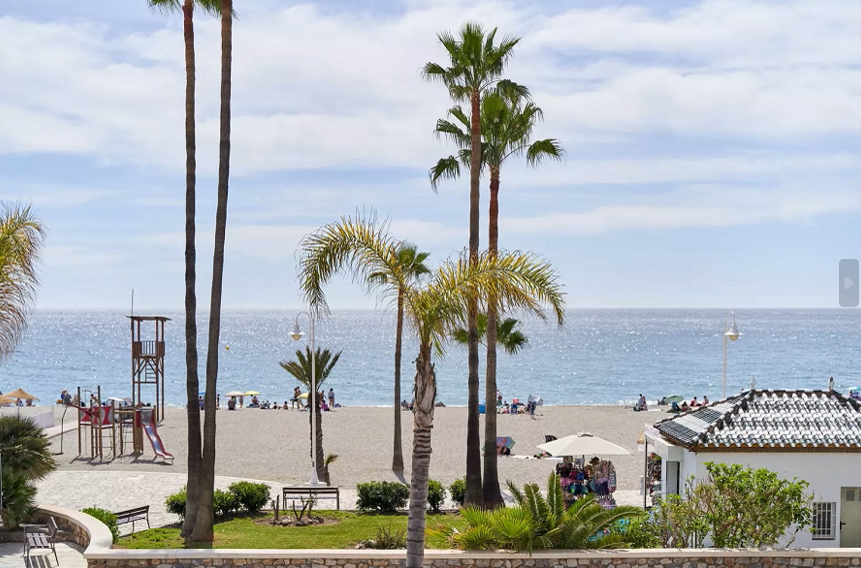 Luxe zeezicht appartement met groot terras direct aan het bekende Burriana strand van Nerja.