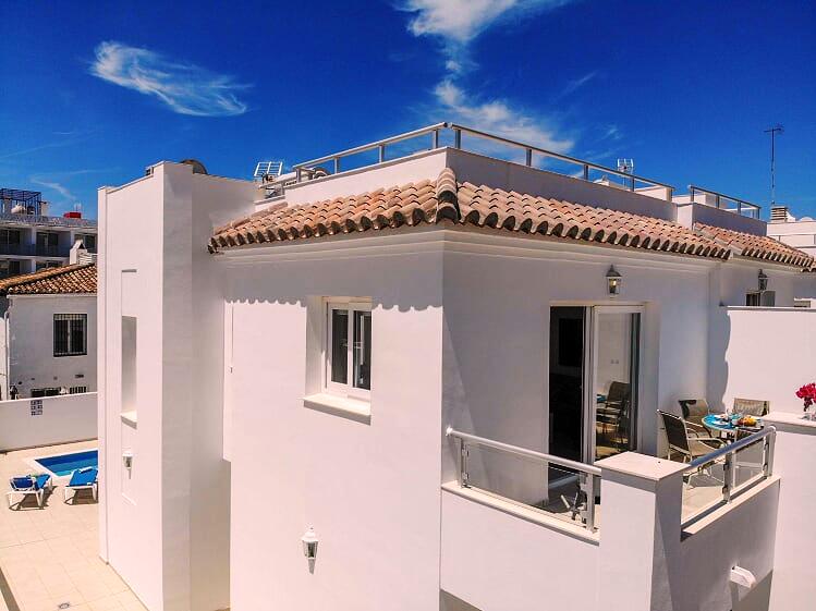 Ny villa med 3 sovrum med pool nära stranden och centrum av Nerja