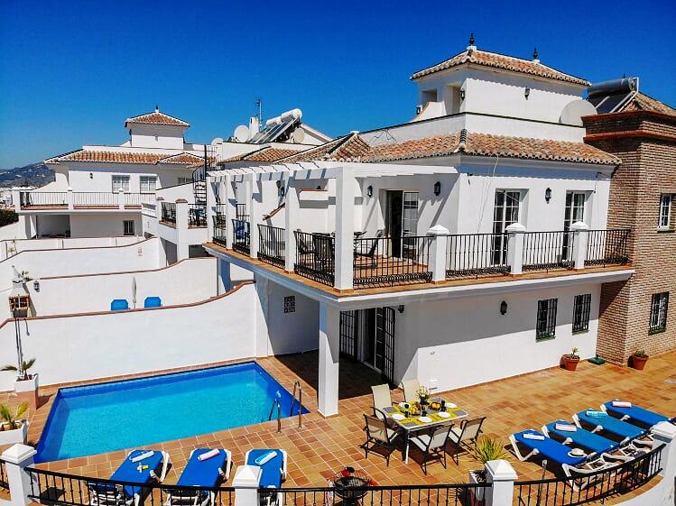 Villa met 3 slaapkamers, privé zwembaden schitterend uitzicht over de baai van Burriana in Nerja