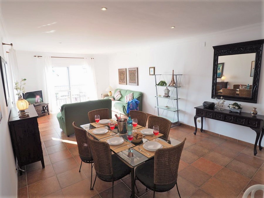 Chalet de 3 dormitorios, 2 baños, piscina privada y vistas al mar, situado junto a Capistrano Playa en Nerja, por encima de la famosa playa de Burriana.