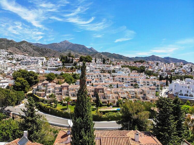 Mooie ruime villa met 3 slaapkamer en zwembad dichtbij het Burriana strand en centrum Nerja