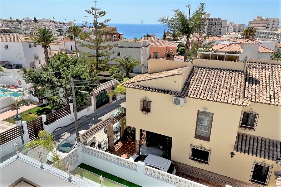 Nybyggd villa, perfekt belägen bara 8 minuters promenad från Burriana-stranden och Nerjas centrum