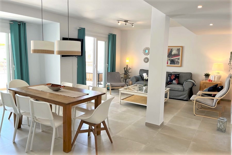 Nybyggd villa, perfekt belägen bara 8 minuters promenad från Burriana-stranden och Nerjas centrum