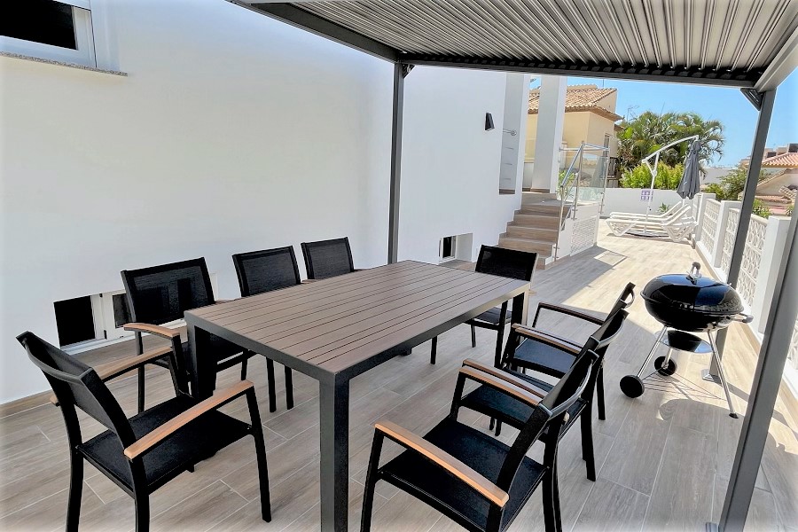 Nybyggd villa, perfekt belägen bara 8 minuters promenad från Burriana-stranden och Nerjas centrum
