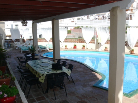 Vakantiehuis met 4 slaapkamers en privé zwembad op 600 meter van het Burriana strand in Nerja.