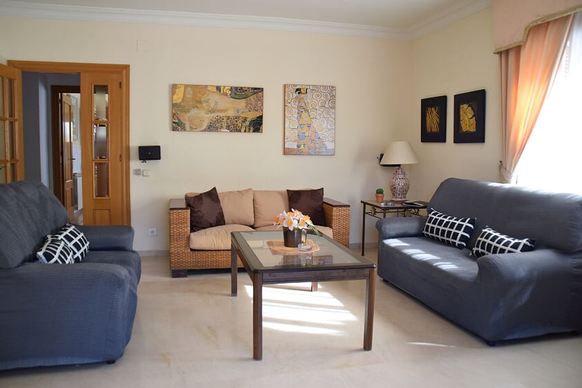 Smuk rummelig villa med privat pool, 5 minutters gang fra den berømte Burriana-strand og 5 minutter fra det hyggelige centrum af Nerja.