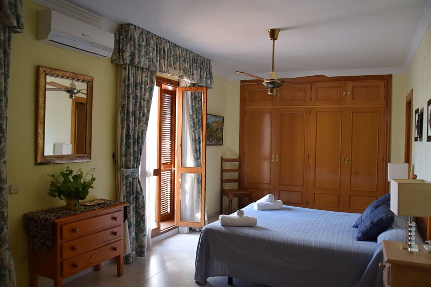Smuk rummelig villa med privat pool, 5 minutters gang fra den berømte Burriana-strand og 5 minutter fra det hyggelige centrum af Nerja.