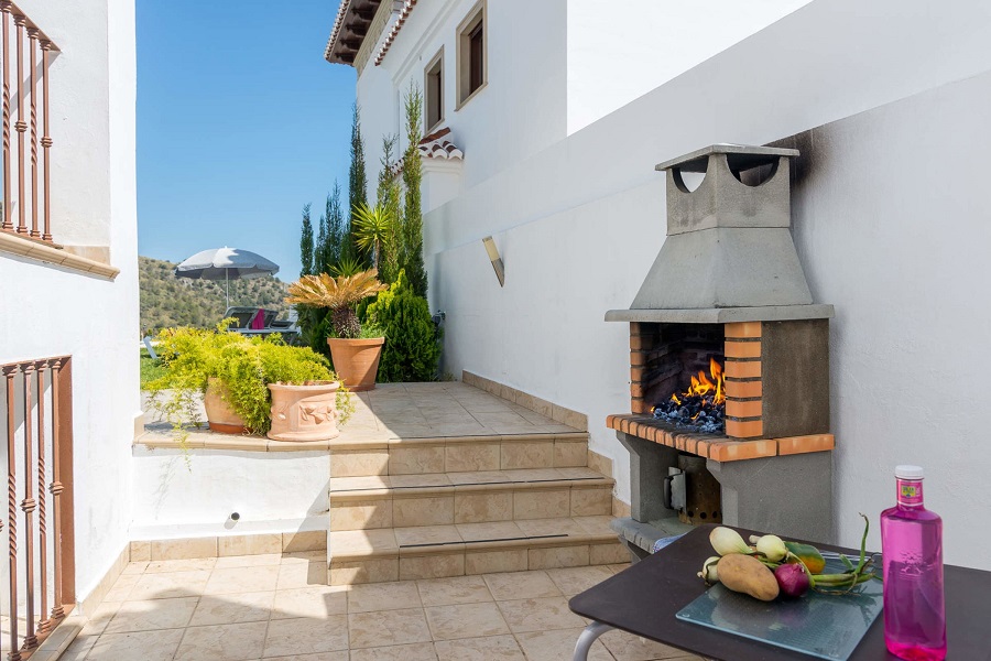 Prachtig ingericht gerenoveerd appartement met 2 slaapkamers en prachtig uitzicht over Nerja en de zee.