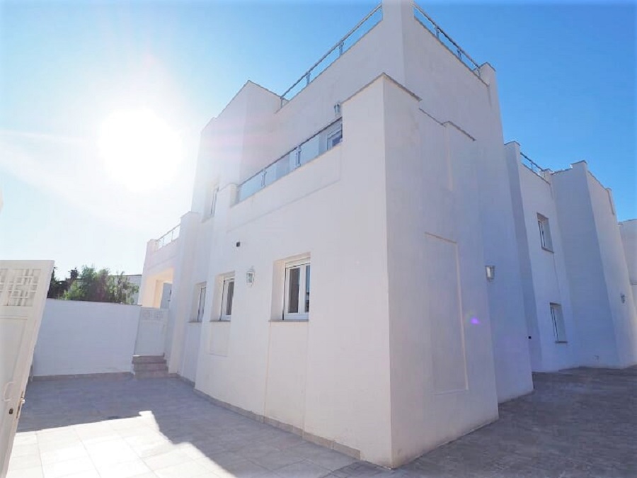 Een prachtige nieuw gebouwde villa voor 14 personen op slechts een korte loopafstand van het strand van Burriana en het stadscentrum van Nerja. (beide 5 mi