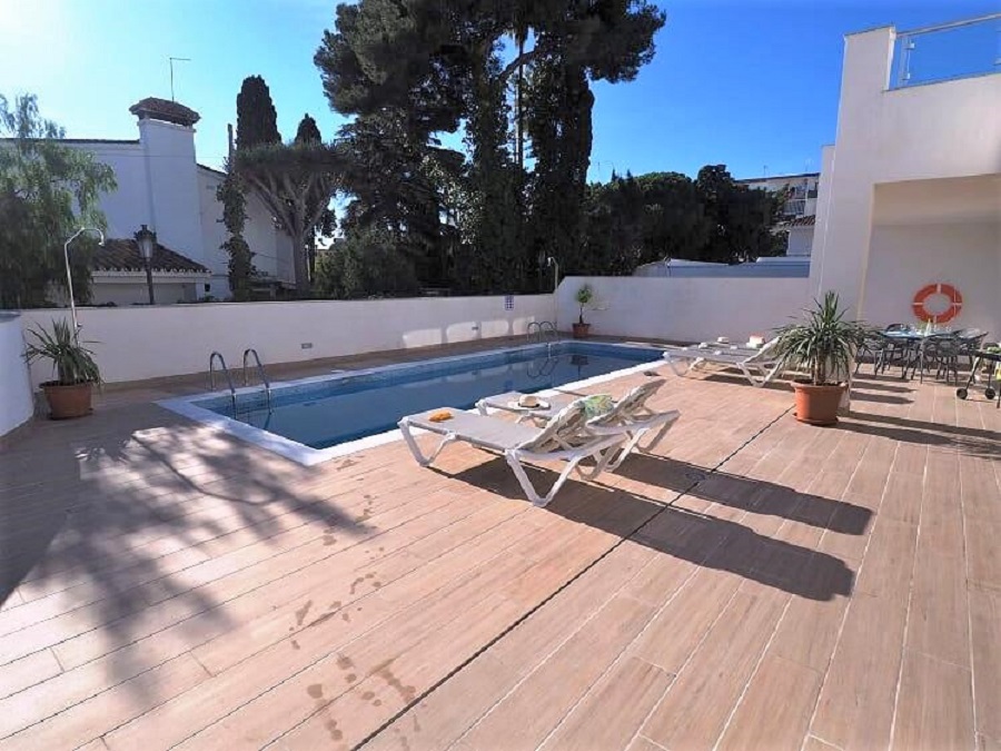 Een prachtige nieuw gebouwde villa voor 14 personen op slechts een korte loopafstand van het strand van Burriana en het stadscentrum van Nerja. (beide 5 mi