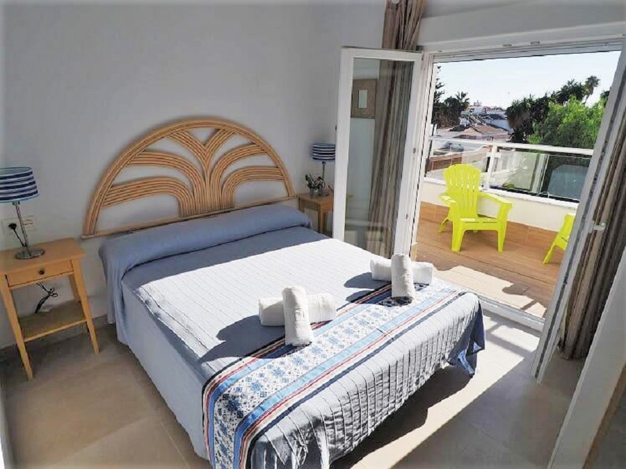 En vakker nybygd villa for 14 personer bare en kort spasertur fra Burriana-stranden og Nerja sentrum. (begge 5 mi