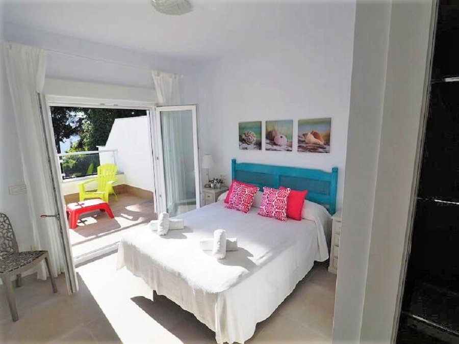 En vakker nybygd villa for 14 personer bare en kort spasertur fra Burriana-stranden og Nerja sentrum. (begge 5 mi