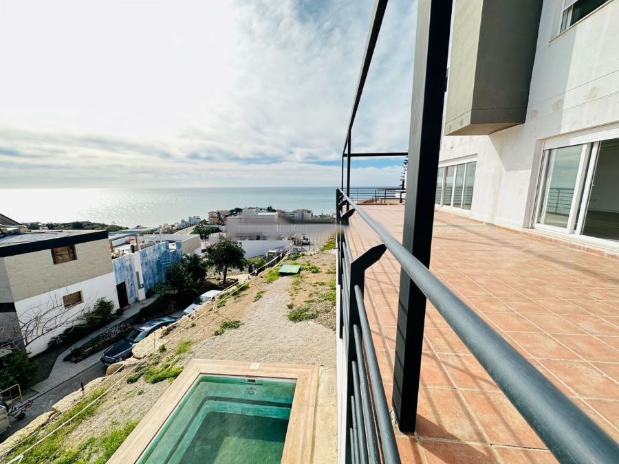 Villas de luxe avec des styles modernes dans l’urbanisation Balcones del Peñoncillo à Torrox Costa.