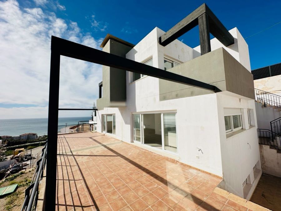 Villas de luxe avec des styles modernes dans l’urbanisation Balcones del Peñoncillo à Torrox Costa.