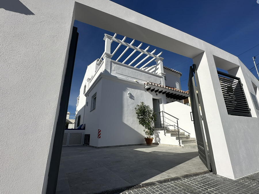 Denna villa är en modern villa med fyra sovrum med en terrass i västerläge och en privat pool