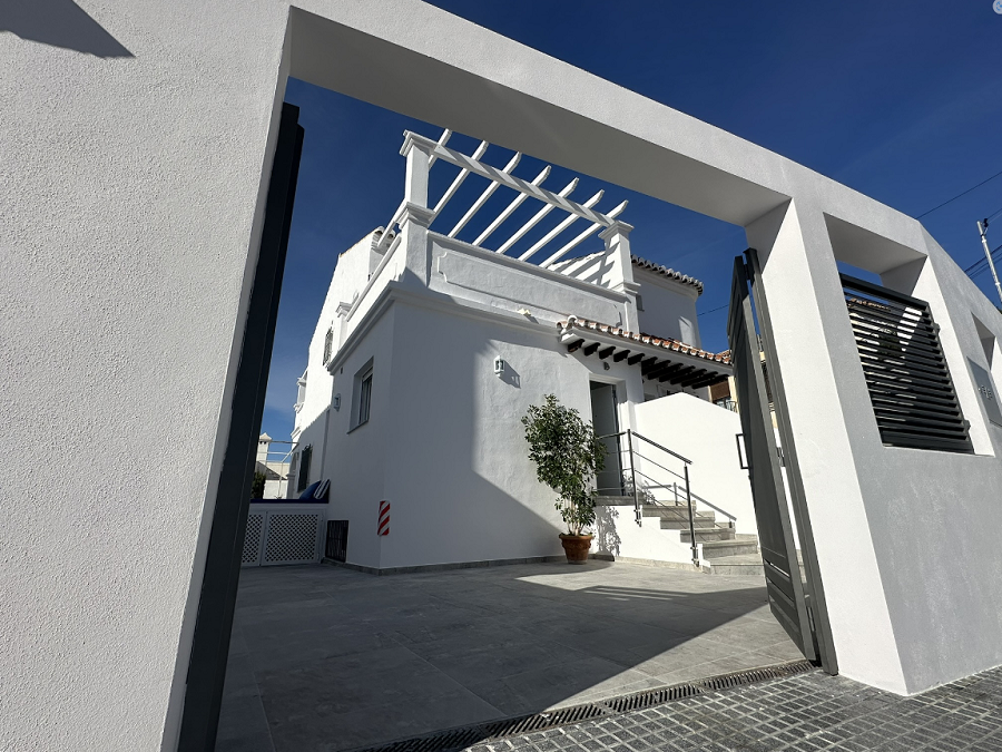 Deze villa is een moderne villa met vier slaapkamers met een terras op het westen en een privézwembad