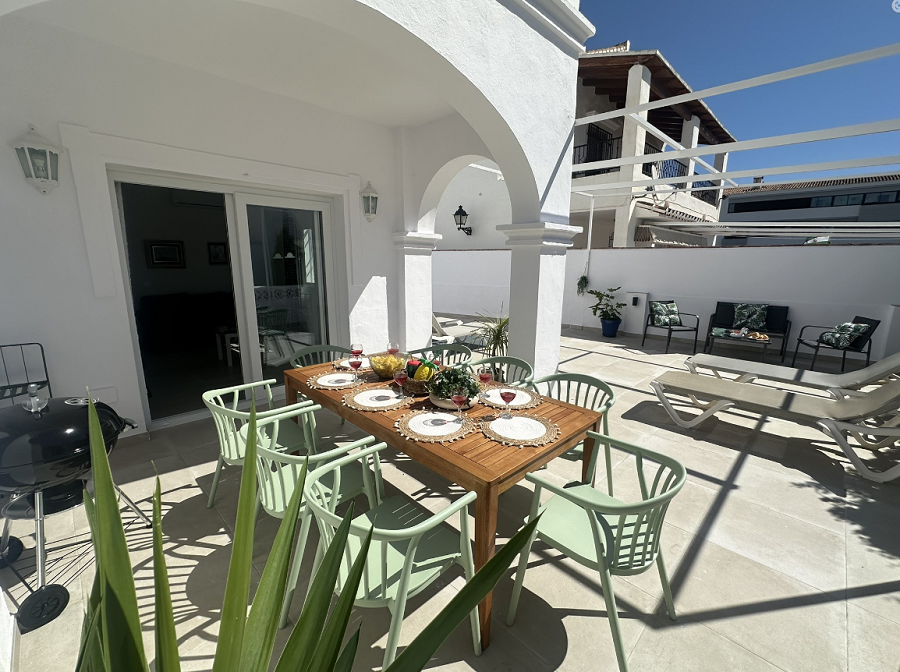 Denna villa är en modern villa med fyra sovrum med en terrass i västerläge och en privat pool