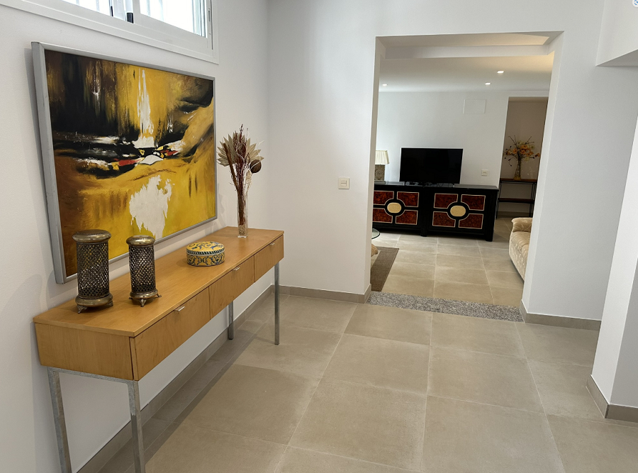 Denna villa är en modern villa med fyra sovrum med en terrass i västerläge och en privat pool