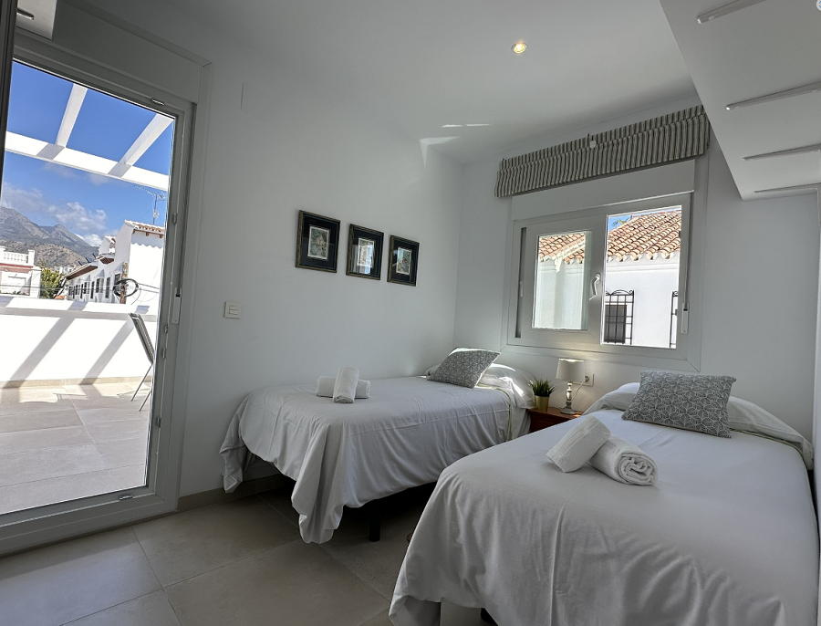 Denna villa är en modern villa med fyra sovrum med en terrass i västerläge och en privat pool