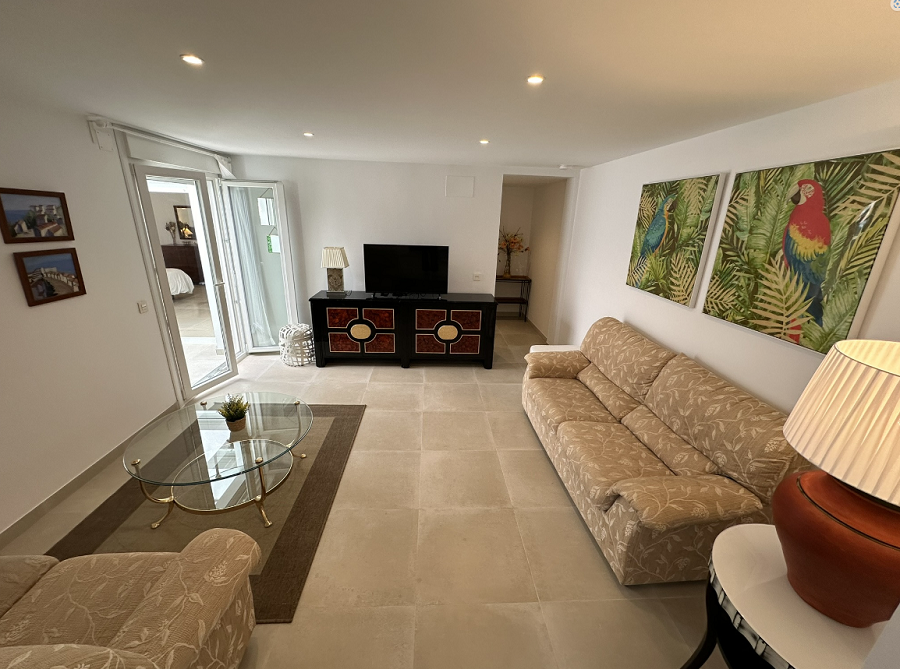 Denna villa är en modern villa med fyra sovrum med en terrass i västerläge och en privat pool