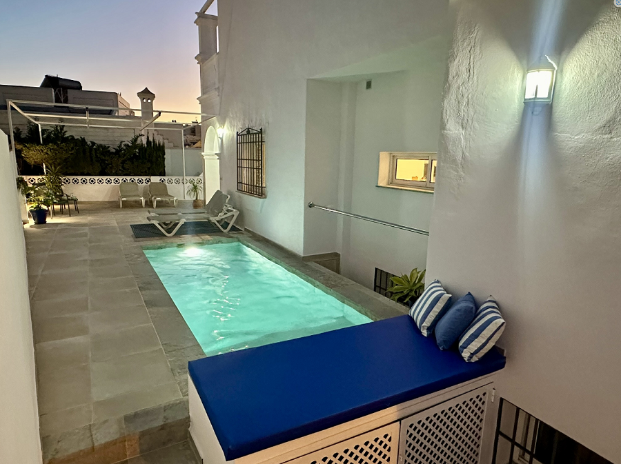 Denna villa är en modern villa med fyra sovrum med en terrass i västerläge och en privat pool