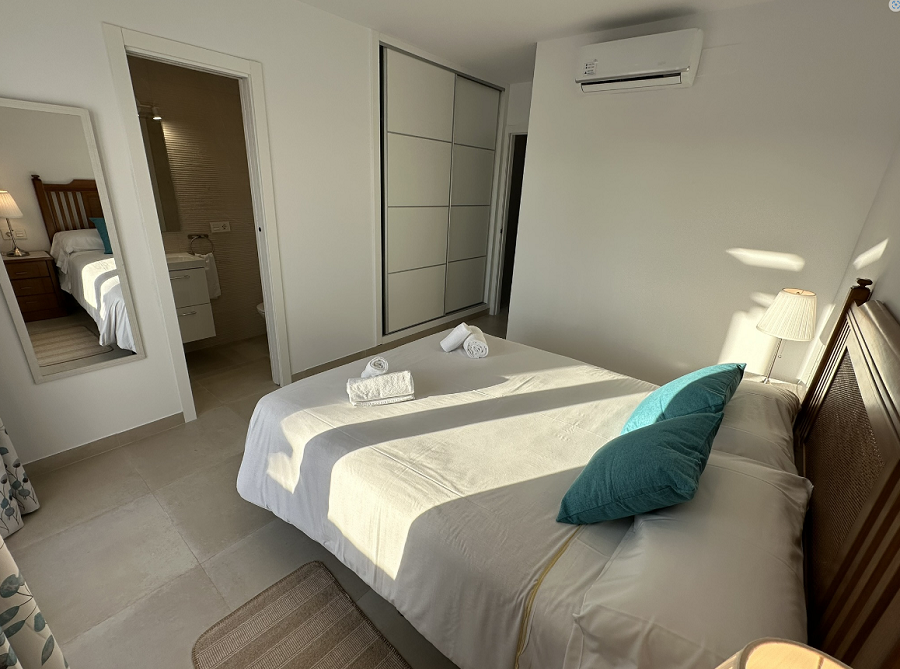Denna villa är en modern villa med fyra sovrum med en terrass i västerläge och en privat pool
