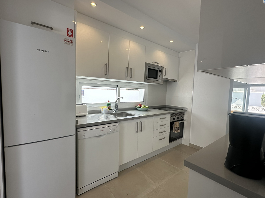 Denna villa är en modern villa med fyra sovrum med en terrass i västerläge och en privat pool