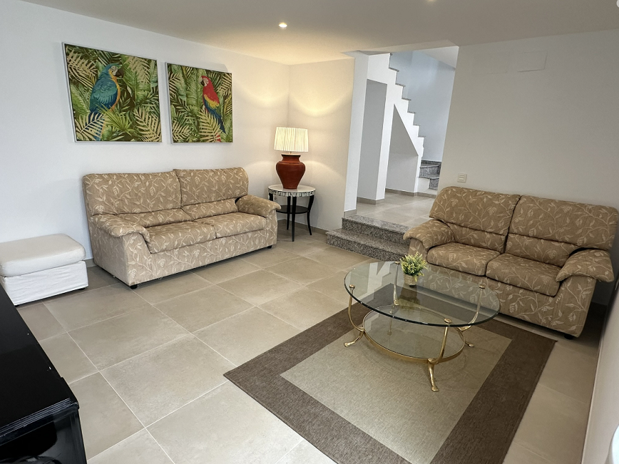 Denna villa är en modern villa med fyra sovrum med en terrass i västerläge och en privat pool