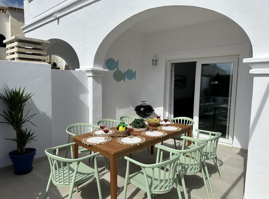 Denna villa är en modern villa med fyra sovrum med en terrass i västerläge och en privat pool