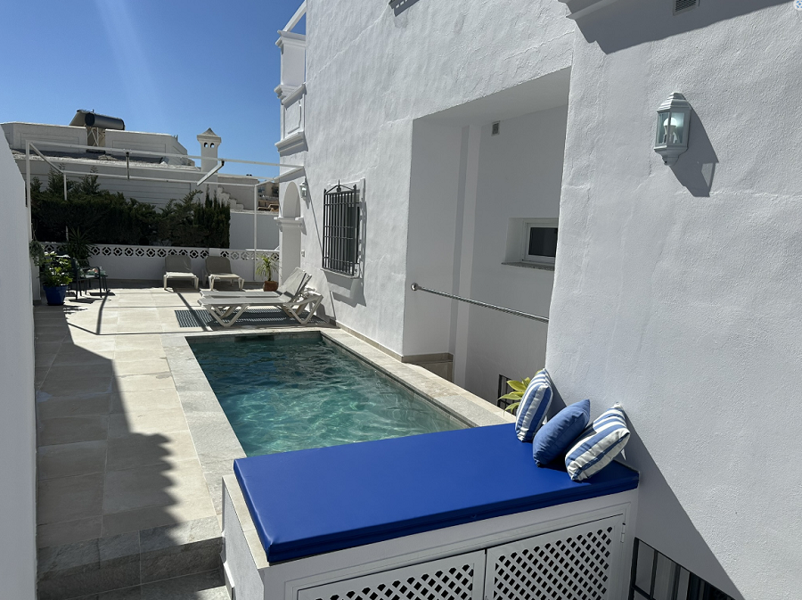 Denna villa är en modern villa med fyra sovrum med en terrass i västerläge och en privat pool