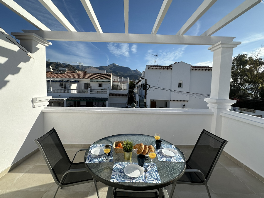 Deze villa is een moderne villa met vier slaapkamers met een terras op het westen en een privézwembad