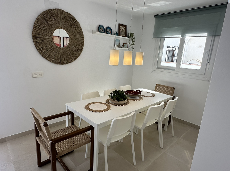 Denna villa är en modern villa med fyra sovrum med en terrass i västerläge och en privat pool