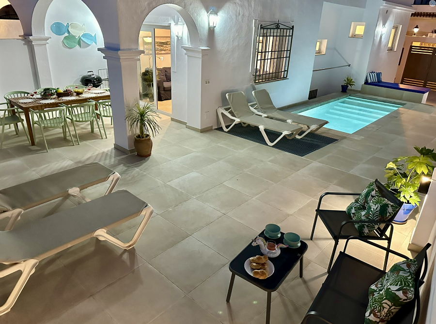 Denna villa är en modern villa med fyra sovrum med en terrass i västerläge och en privat pool